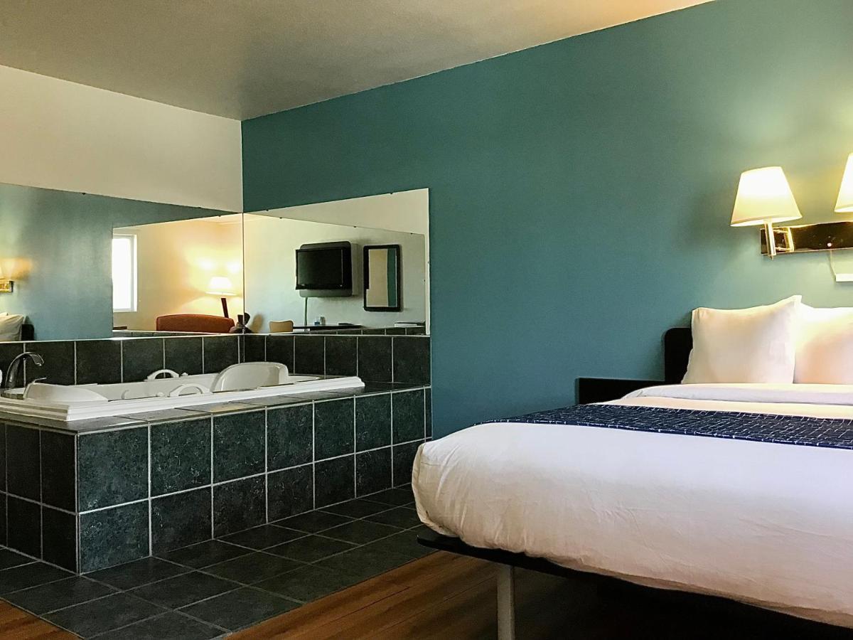 Travelodge Inn & Suites By Wyndham Missoula University Park Exterior photo
